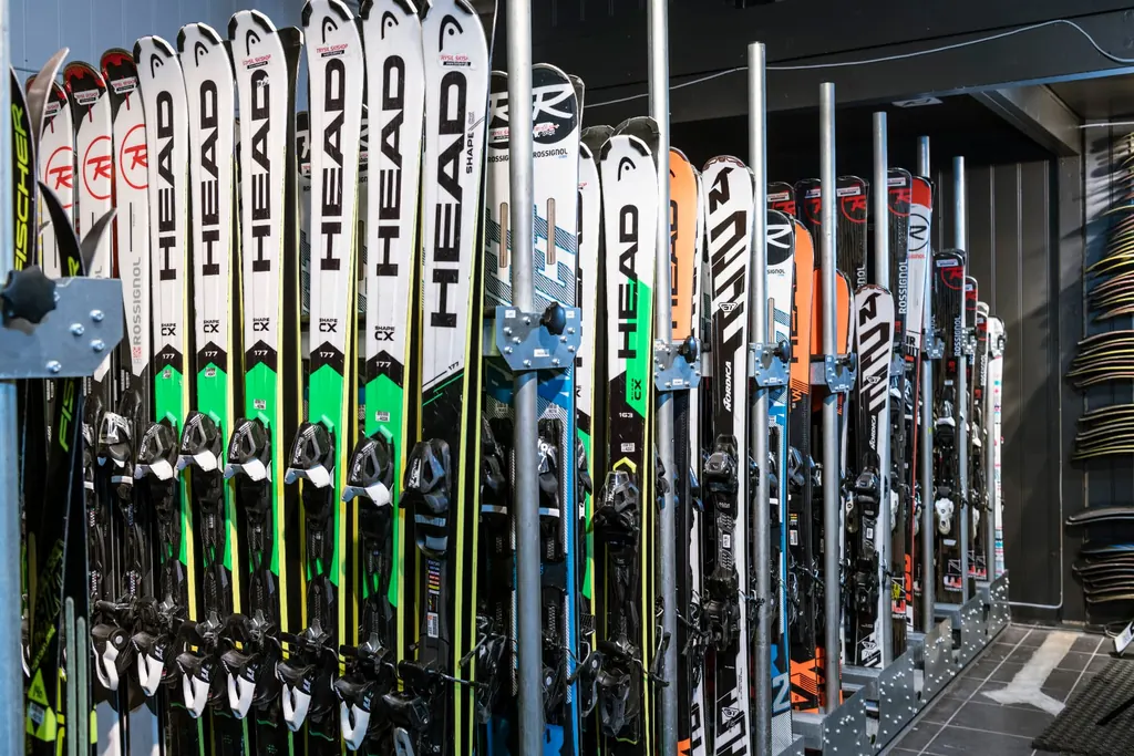 Ferdig klargjorte leieski på stativ i butikken til Trysil Skishop